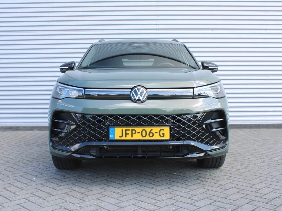 Volkswagen Tiguan 1.5 eHybrid R-Line Edition | Elek. trekhaak | Schuifdak | Stuur-/stoelverwarming + massage | Camera | 20' LM | HUD | LED | Dodehoek detectie | Nieuwstaat | BTW auto |