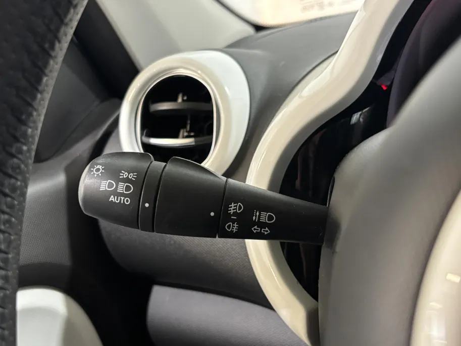 Renault Twingo Z.E. R80 Intens Automaat | 1e eigenaar | Apple CarPlay/Android Auto | Climate Control | Lichtmetalen Velgen | Cruise Control | Licht & Regen Sensor | Half Leder | Privacy Glass | Elektrische Ramen & Spiegels |