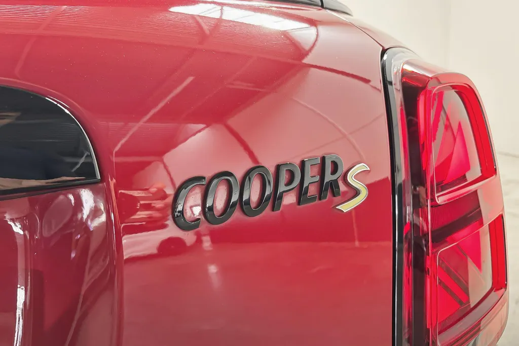 MINI Countryman Cooper SE ALL4 John Cooper Works Essence Pack
