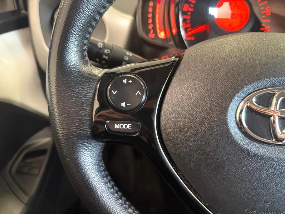 Toyota Aygo 1.0 VVT-i x-play *Telefoon*Camera*Airco*Cruise*Mooie Auto!