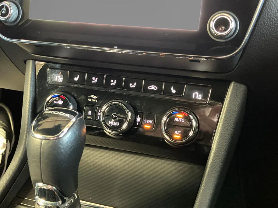 Škoda Superb 1.4PHEV 218PK Sportline DSG · Panoramadak · Trekhaak · Camera + Parkeersensoren · Stoelverwarming  voor & achter ·