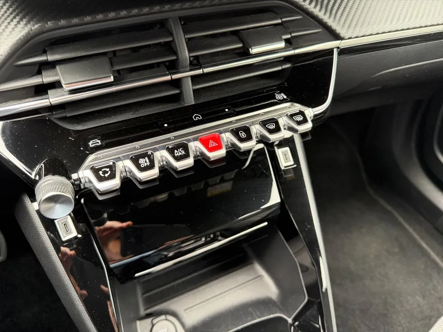 Peugeot 2008 1.2 PureTech 130 Allure | Automaat | Parkeersensoren voor en achter | Acteruitrijcamera | Apple carplay & Android auto | Cruise control | Navigatie | Trekhaak | Bovag garantie |
