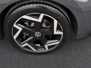 Volkswagen Golf 1.5eTSI/150PK R-Line · Navigatie · Trekhaak · Apple/Android Car Play · Dodehoeksensoren · Stoelverwarming ·  Garantie t/m 08-01-2031 of 100000km.