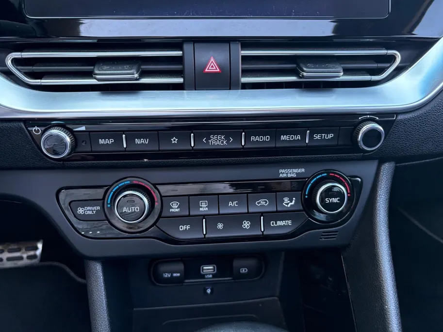 Kia Niro 1.6 GDi Hybrid ExecutiveLine | Stoel verwarming en ventilatie | Dodehoek detectie | Schuif/kantel dak | Trekhaak  | Keyless Entry | Apple CarPlay/ Android Auto | Lichtmetalen Velgen |