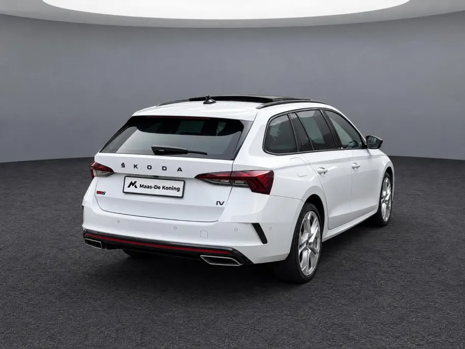 Škoda Octavia Combi 1.4 TSI RS iV PHEV 245pk DSG Business · Trekhaak inklap · Panoramadak · Camera · Head-Up Display · Dodehoeksensor · Keyless · Matrix LED ·