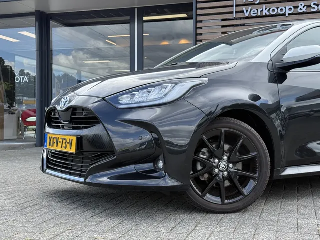 Toyota Yaris 1.5 Hybrid Executive Bi-Tone | PDC V+A | HUD