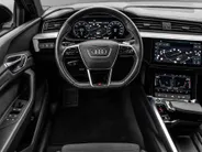 Audi e-tron 55 quattro 95 kWh 408pk S Edition · SOH 96,8% · Camera · Luchtvering · Afneembare Trekhaak · Head-Up Display · Elek. Achterklep · Stoelverwarming · 20'Velgen ·