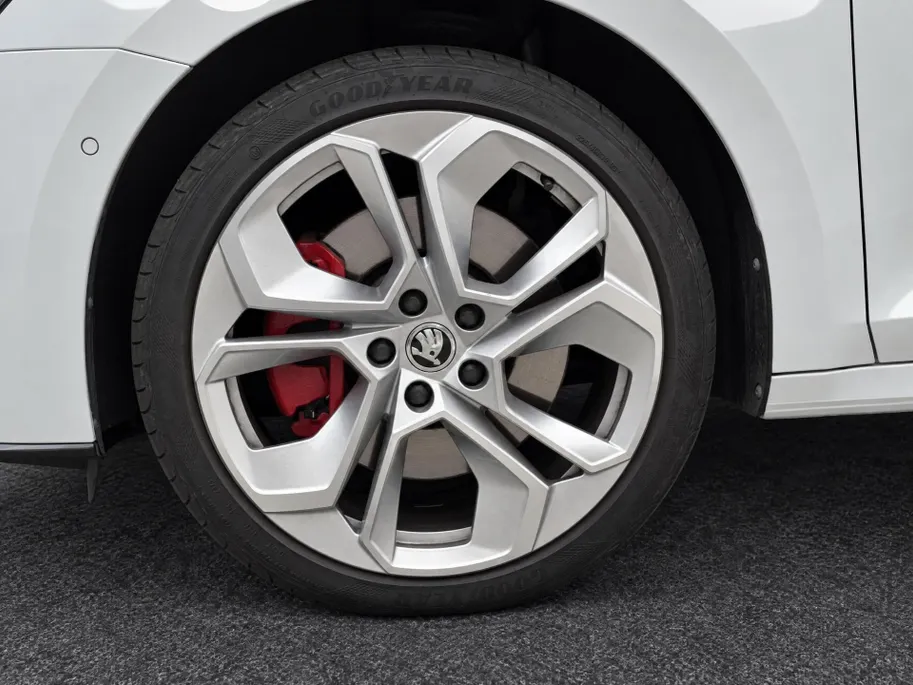 Škoda Octavia Combi 1.4 TSI RS iV PHEV 245pk DSG Business · Trekhaak inklap · Panoramadak · Camera · Head-Up Display · Dodehoeksensor · Keyless · Matrix LED ·