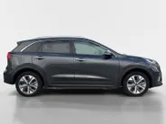Kia e-Niro DynamicPlusLine 64 kWh | *1E EIGENAAR | FABRIEKSGARANTIE | SCHUIF- KANTELDAK | APPLE CARPLAY/ ANDROID AUTO | NAVI | CAMERA | STUUR/ STOELVERWARMING | STOF/ LEDER | ETC…