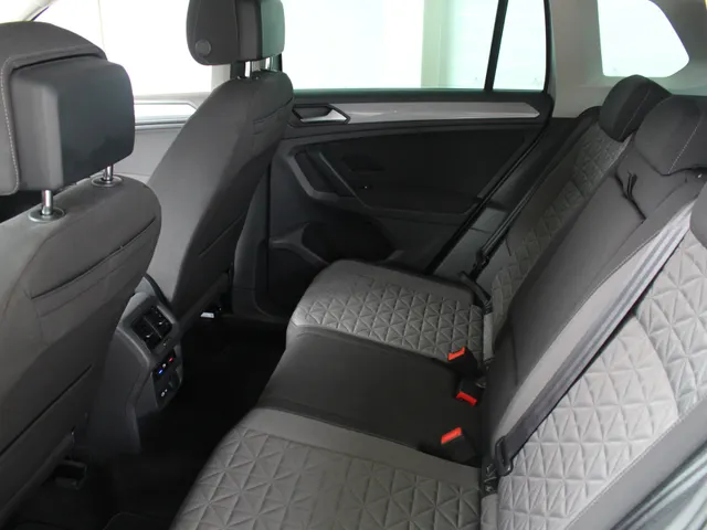 Volkswagen Tiguan 1.5 TSI Life Navigatie | Trekhaak | Parkeercamera | All Season Banden
