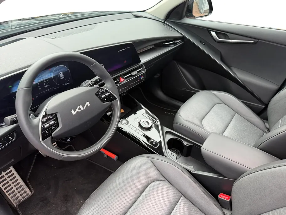 Kia Niro EV ExecutiveLine 64.8 kWh | Meest luxe uitvoering | Head up display | Stoelverwarming en ventilatie | Schuif/ Kantel dak | Cruise Control Adaptief | Carplay | Fabrieksgarantie t/m 4-2032 | NAP