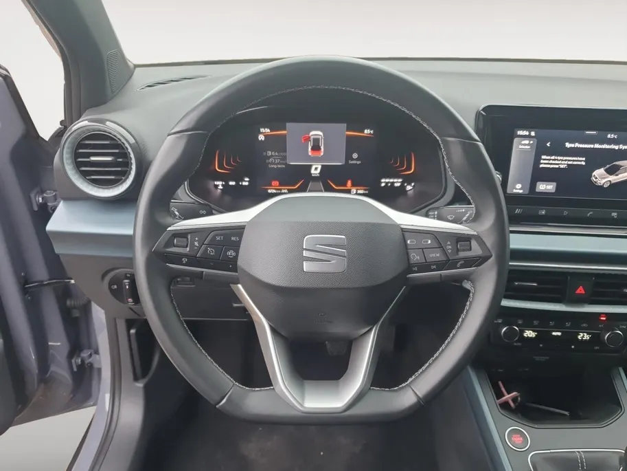 SEAT Arona Xperience | Climate control | Adaptieve cruise control | Camera | Apple CarPlay / Android  | Parkeersensoren voor en achter |