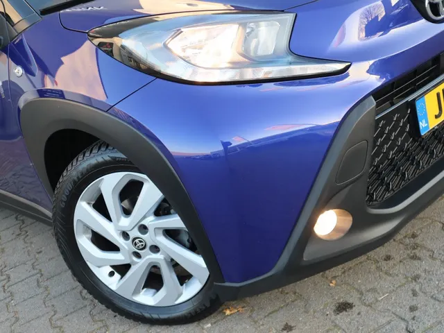 Toyota Aygo X 1.0 CVT Pulse Bi-tone Automaat | AllSeasons | Stoelverwarming