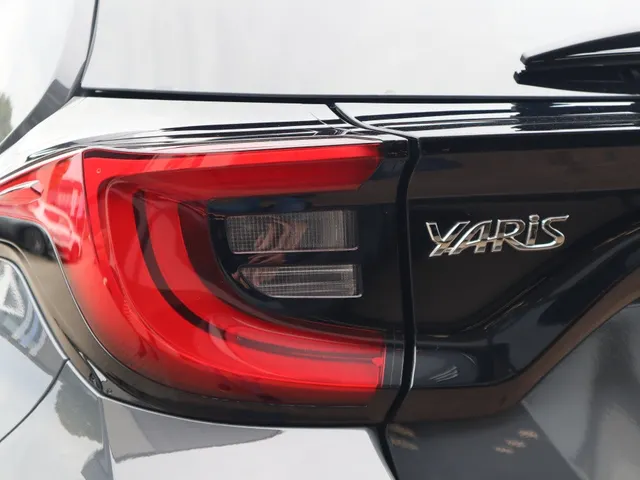 Toyota Yaris 1.5 Hybrid 115 Dynamic | V+A Parkeersensoren | Stoel & Stuur Ver