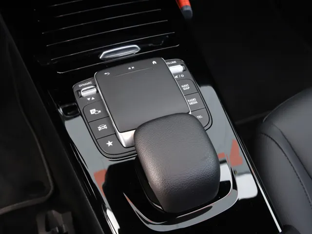 Mercedes-Benz A-Klasse 200 Luxury Line AUTOMAAT | LEER | CLIMA | PANO | NAVI