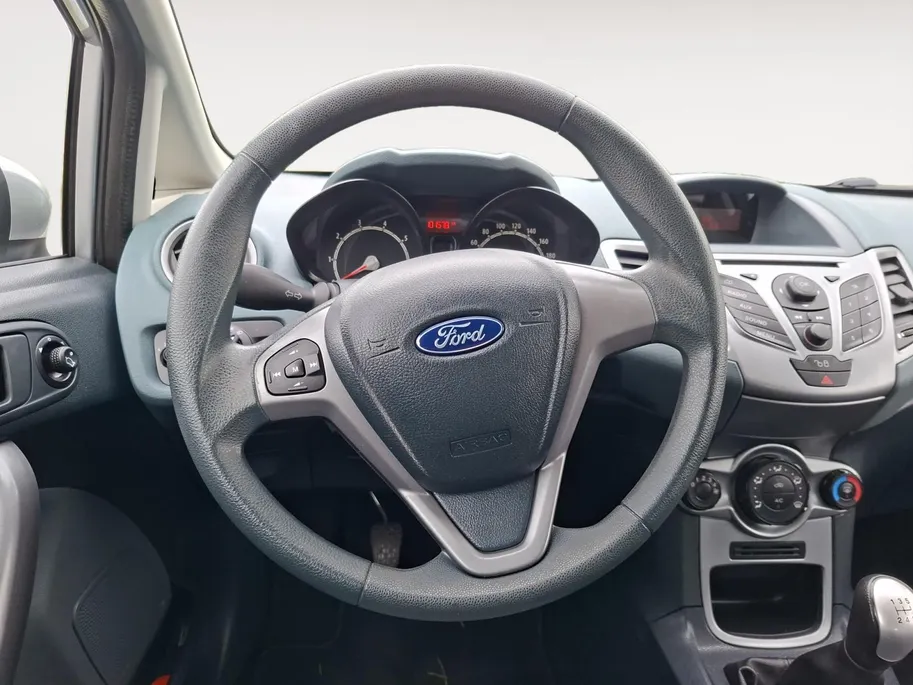 Ford Fiesta 1.25 Limited | Nieuwe Distributieriem bij aflevering | Trekhaak | All weather banden | Radio | Dealer onderhouden | Nieuwe APK | 12maanden BOVAG Garantie |
