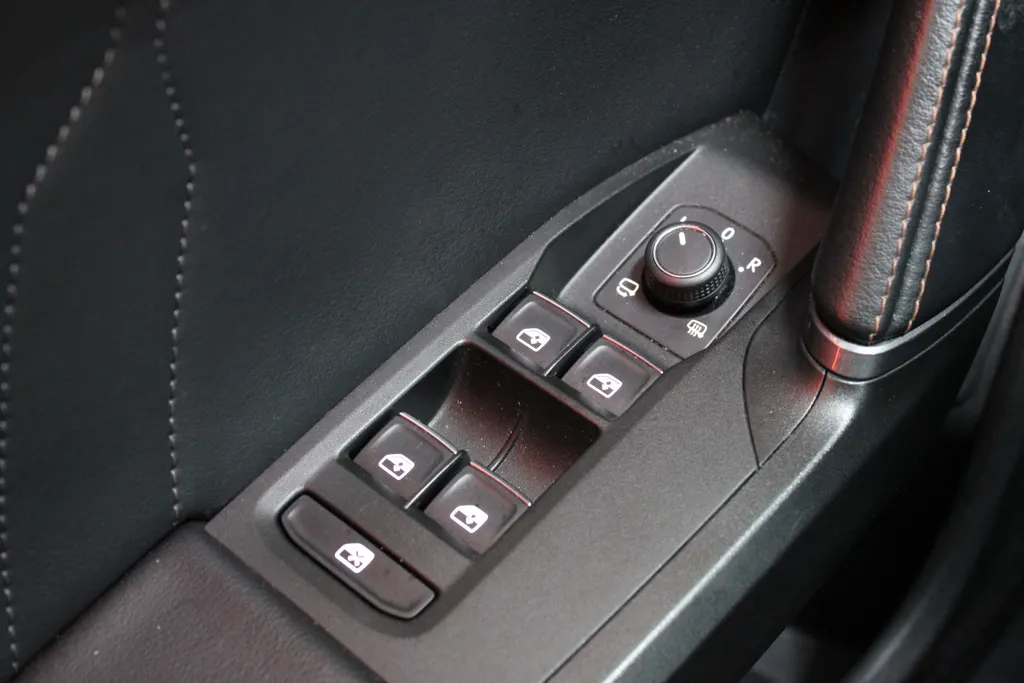 CUPRA Leon 1.4 e-Hybrid VZ Business / Stoel + Stuurverwarming / Keyless / Adaptive cruise control /