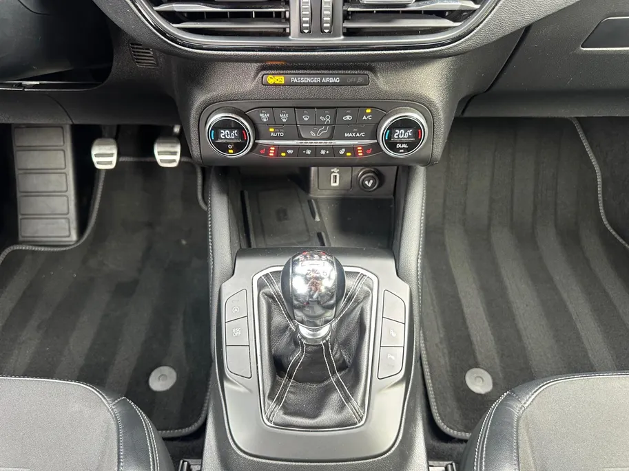 Ford Focus 2.3 EcoBoost ST-3 | 280 PK | Launch control | Recaro stoelen | 19' inch lichtmetalen velgen | Apple carplay & Android auto | Parkeersensor voor en achter | Achteruitrijcamera | Bang & Olufsen audio | Winter pack | Cruise control | Bovag garantie |