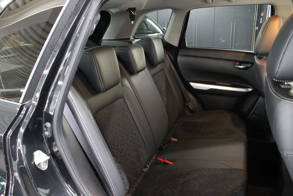 Suzuki Vitara 1.5 Hybrid Style Automaat / Trekhaak afneembaar / Camera / Navigatie / Keyless / Led verlichting /