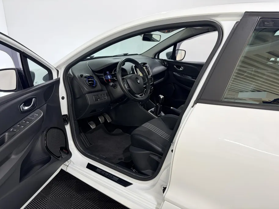 Renault Clio 90PK TCe GT-line | Lichtmetalen Velgen | Panoramadak | Parkeersensoren | Climate Control | Sportstoelen | Cruise Control | Full LED | Navi | Bluetooth | Armsteun | Keyless Entry |