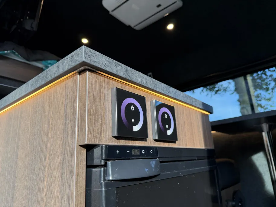 Renault Master T35 2.3 dCi 135 L3H2 Work Edition | Camper Edition | Motorsport Edition | Thule Omnistor Luifel | Airco in Leefruimte | TV | Koelkast | Magnetron | Volledig Bed | 2 Lederen Stoelen | DAB | LED Verlichting Leefruimte |