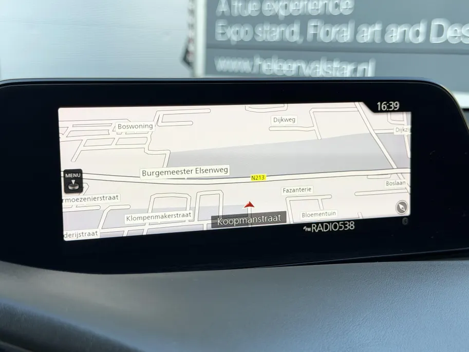 Mazda 3 2.0 e-SkyActiv-G M Hybrid 122 Comfort met Bose | Apple Carplay / Android Auto | Navigatiesysteem | Licht + Regensensor | Elektrisch Verstelbare Bestuurderstoel  | Stoel + Stuurverwarming | Parkeersensoren Voor + Achter | Camera Achter | 18'Lichtmetalen ve