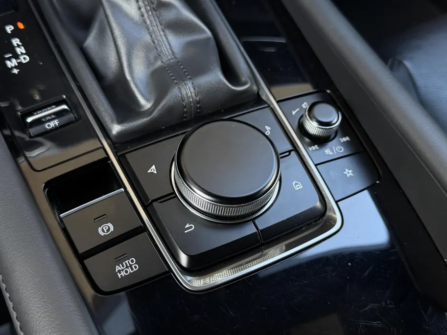 Mazda 3 2.0 e-SkyActiv-G M Hybrid 122 Comfort met Bose | Apple Carplay / Android Auto | Navigatiesysteem | Licht + Regensensor | Elektrisch Verstelbare Bestuurderstoel  | Stoel + Stuurverwarming | Parkeersensoren Voor + Achter | Camera Achter | 18'Lichtmetalen ve