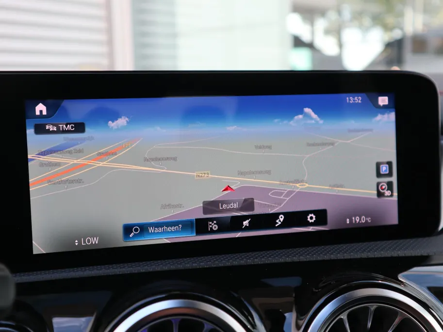 Mercedes-Benz CLA 200 Business Solution AMG l Panoramadak l Stoelverwarming l Ambiente lichtpakket