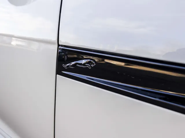 Jaguar F-TYPE P575 AWD R 75