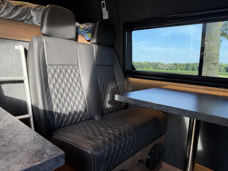 Renault Master T35 2.3 dCi 135 L3H2 Work Edition | Camper Edition | Motorsport Edition | Thule Omnistor Luifel | Airco in Leefruimte | TV | Koelkast | Magnetron | Volledig Bed | 2 Lederen Stoelen | DAB | LED Verlichting Leefruimte |