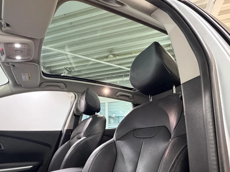 Renault Kadjar 140PK TCe Intens Automaat | Trekhaak (1500 KG) | Panoramadak | 19' Lichtmetalen Velgen | Stoelverwarming | Navi | Camera | Climate Control | Adaptieve Cruise Control | Leder |