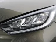 Mazda 2 Hybrid 1.5 Agile | Comfort pakket | Trekhaak | CarPlay | Camera | Stuur-/stoelverwarming | Cruise adapt. | 15' LM |