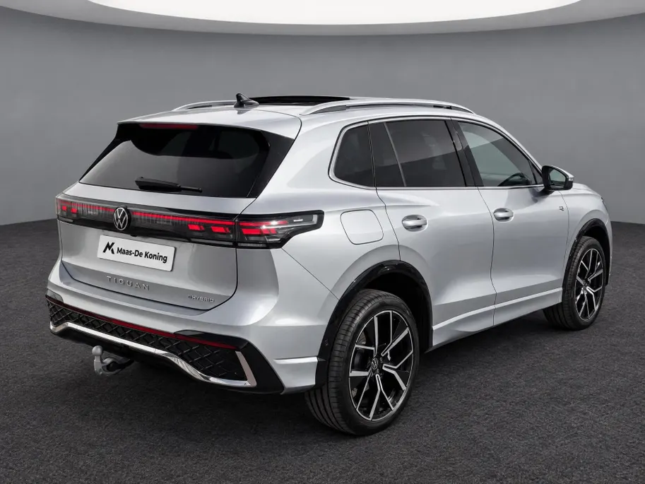 Volkswagen Tiguan 1.5eHybrid 272PK R-Line · Panoramadak · Trekhaak · Camera · Apple/Android Car Play · Garantie t/m 26-06-2030 of 100000km.
