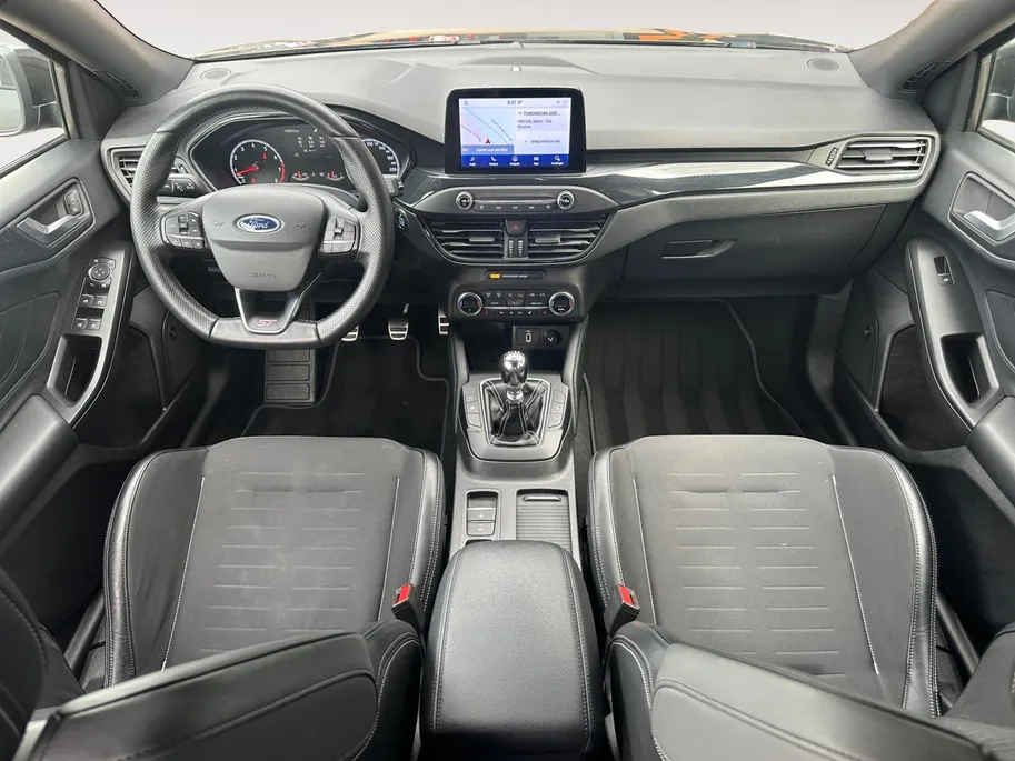 Ford Focus 2.3 EcoBoost ST-3 | 280 PK | Launch control | Recaro stoelen | 19' inch lichtmetalen velgen | Apple carplay & Android auto | Parkeersensor voor en achter | Achteruitrijcamera | Bang & Olufsen audio | Winter pack | Cruise control | Bovag garantie |