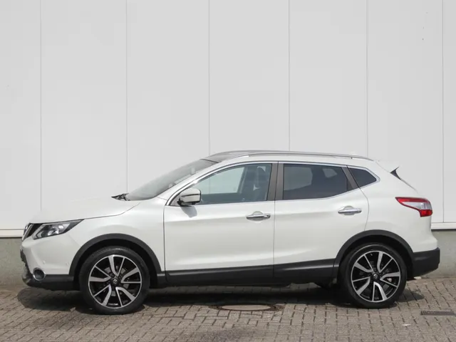 Nissan QASHQAI 1.2 Tekna Automaat | Leder | Panodak | Trekhaak