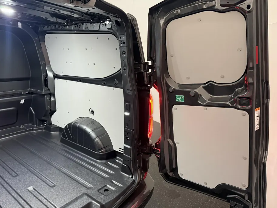 Ford Transit Custom 320 2.5 PHEV L2H1 Sport DC met o.a. uniek sport interieur, 19 inch lichtmetalen velgen, een trekhaak, een achteruitrijcamera en verwarmbare voorstoelen en stuurwiel