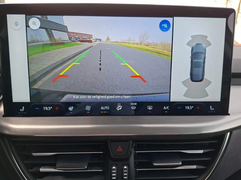 Ford Focus Wagon 1.0 EcoBoost Hybrid Titanium 155PK Automaat | NL-Auto | Adaptieve Cruise Control | Winter Pack | BLIS | Privacy Glass | Camera | Apple Carplay&Android Auto | 17' Lichtmetaal |
