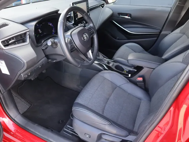 Toyota Corolla Touring Sports 1.8 Hybrid Dynamic Trekhaak | All Seasons | Carplay | Stoelverwarming