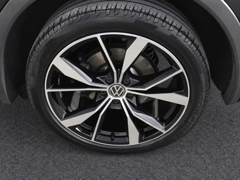 Volkswagen Tiguan 1.4 TSI eHybrid R-Line Business+ · Panoramadak · Trekhaak · 360°Camera · Apple/Android Car Play