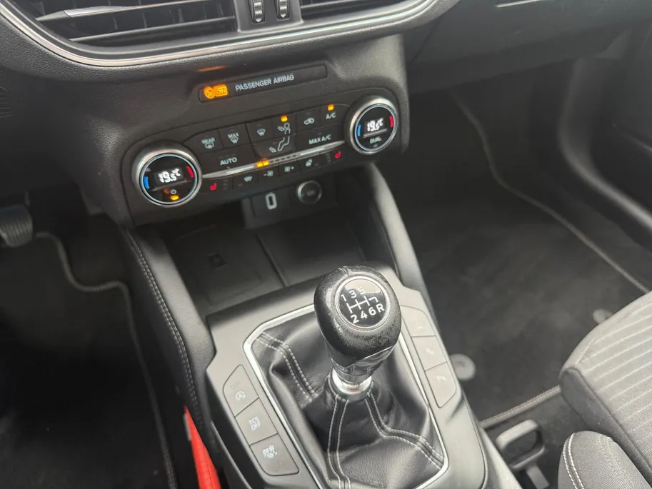 Ford Focus Wagon 1.0 EcoBoost Titanium Business | Trekhaak | HUD | Achteruitrijcamera | Winter Pack | Dodehoek detectie | Elektr. Achterklep | 12 maanden garantie! |
