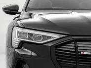 Audi e-tron 55 quattro S edition 95 kWh 408pk SOH 95,1 % · Panoramadak · Camera · Luchtvering · Elek. Stoelen + Geheugen · Afneembare Trekhaak · Matrix LED · Keyless ·