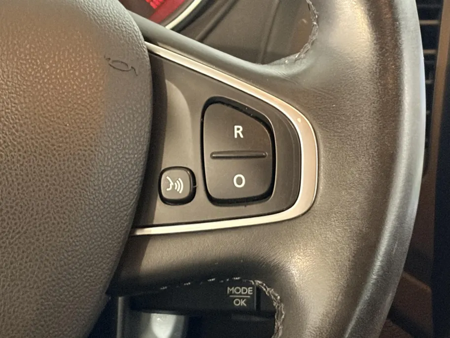 Renault Captur 90PK TCe Intens | Trekhaak | Navi | Climate Control | Bluetooth | Camera | Parkeersensoren | Cruise Control | Armsteun | Licht & Regen Sensor | Blind Spot |