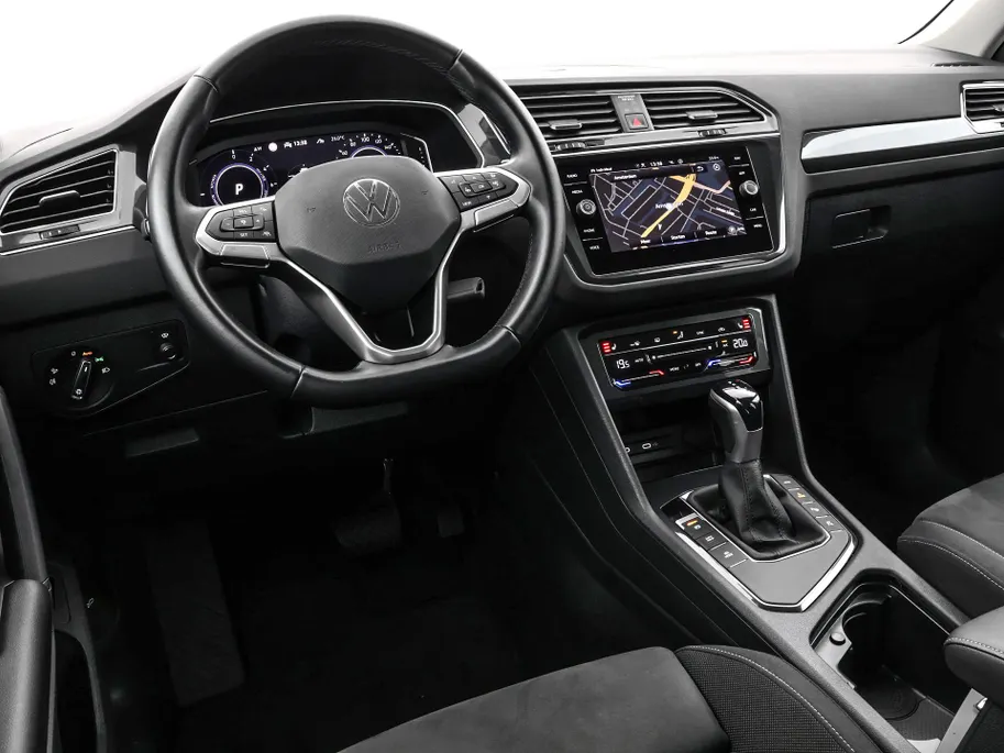 Volkswagen Tiguan 1.4 TSI 245pk DSG eHybrid Elegance · 360 Camera · Wegklapbare Trekhaak · Apple/Android Car Play · Dodehoek Detectie · 18'' Inch · Stoel & Stuurwiel verwarming ·