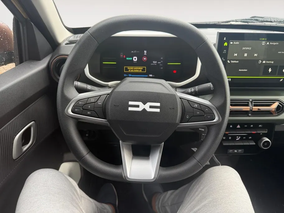 Dacia Spring Extreme 65 26.8 kWh AUTOMAAT AIRCO CAMERA CRUISE CONTROLE APPLE CARPLAY ANDROID AUTO ZEER MOOIE AUTO DEMONSTRATIEAUTO VRAAG NAAR DE KMSTAND