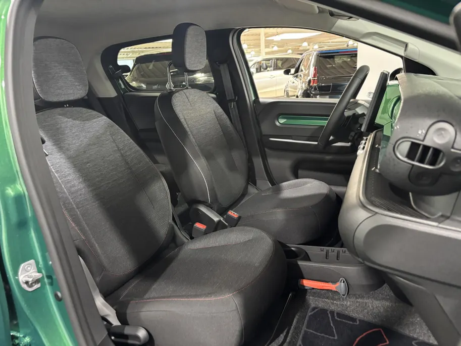 Renault Twingo Urban Range Techno 27.5 kWh Automaat | Demo - Beschikbaar per 01-10-2026 | Armsteun | Camera | Parkeersensoren | Climate Control | Full LED | Adaptive Cruise Control | Navigatie | 18' Lichtmetalen Velgen |