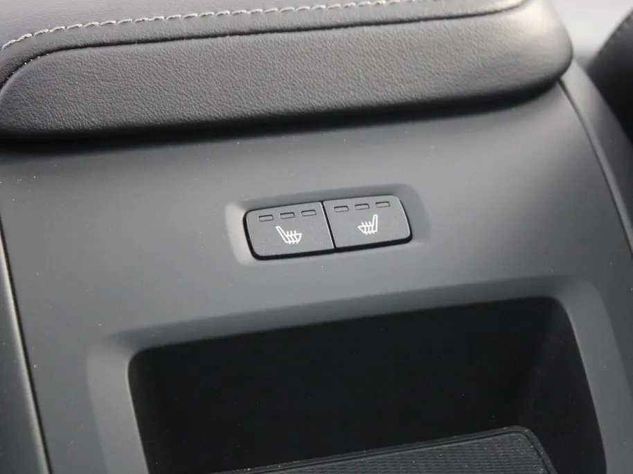 Volvo XC60 2.0 T8 Plug-in hybrid AWD Ultimate Black Edition | Trekhaak elektr. | Luchtvering | Schuifdak | Leer | Geheugenstoelen | B&W audio | Stoelventilatie | Winterset | Zeer nette auto |