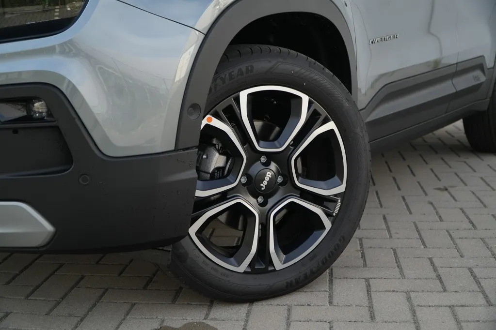 Jeep Avenger 1.2 e-Hybrid Summit | Navi | JBL | Camera | Winter | 18"