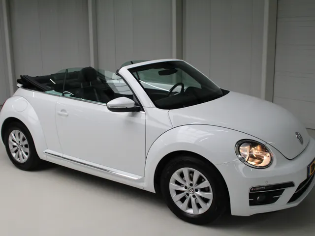 Volkswagen Beetle Cabriolet 1.2 TSI 105pk handgeschakeld | Navigatie | PDC | Stoelverw.
