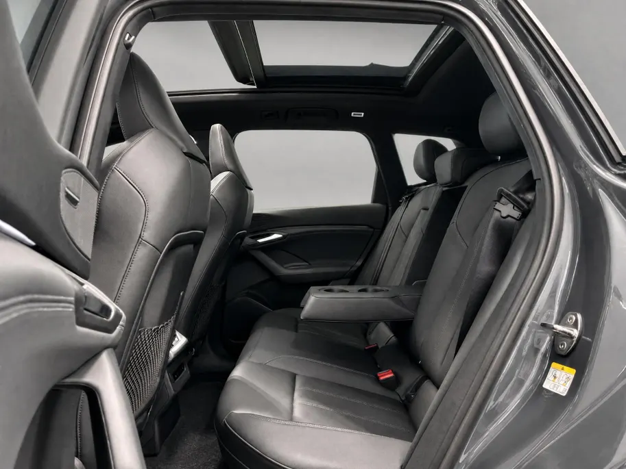 Audi Q6 e-tron S edition 83 kWh 252pk · SOH 96,3% · Panoramadak · 360 Camera · Inklap. Trekhaak ·  Luchtvering · Stuur- & Stoelverwarming · Apple/Android Car Play · Garantie t/m 13-07-2030 of 100.000km