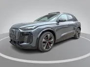 Audi Q6 e-tron S edition 83 kWh 252pk · Panoramadak · Inklap. Trekhaak · Luchtvering · 360 Camera · Matrix LED · Elek. Stoelen + Geheugen Bestuurder · Garantie t/m 19-06-2030 of 100.000km
